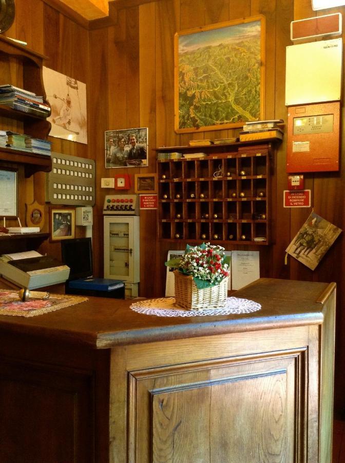 Albergo Ristorante Da Carlino Castelnuovo di Garfagnana Exteriör bild